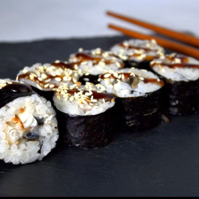 Классический ролл с угрем