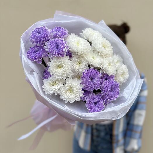 Букет из фиолетовой и белой хризантем