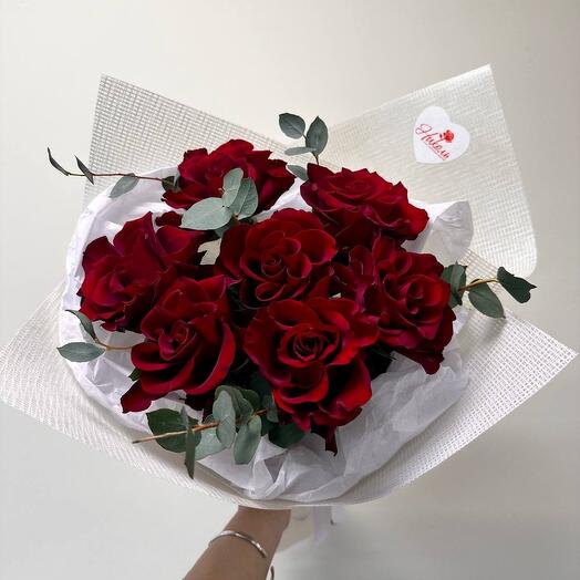 Букет из 7-ми ажурных роз и эвкалипта