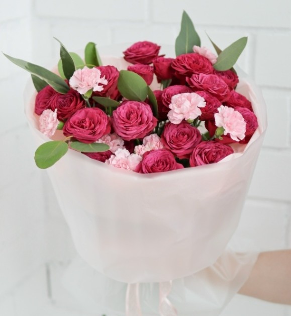 Букет из кустовой пионовидной розы, кустовой гвоздики, эвкалипта