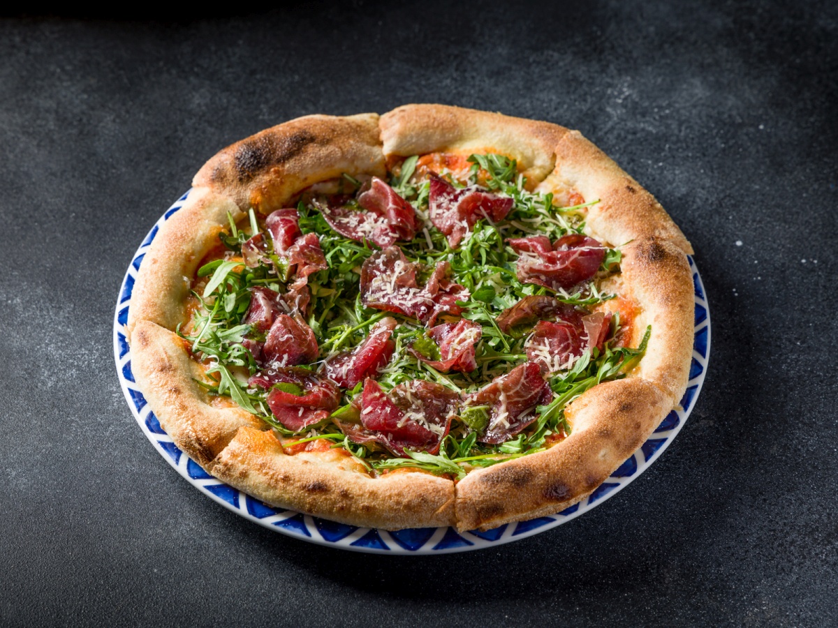 Пицца | Брезаола, руккола и песто