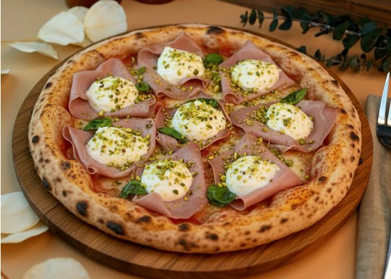 Римская пицца с мортаделлой, страчателла и фисташки