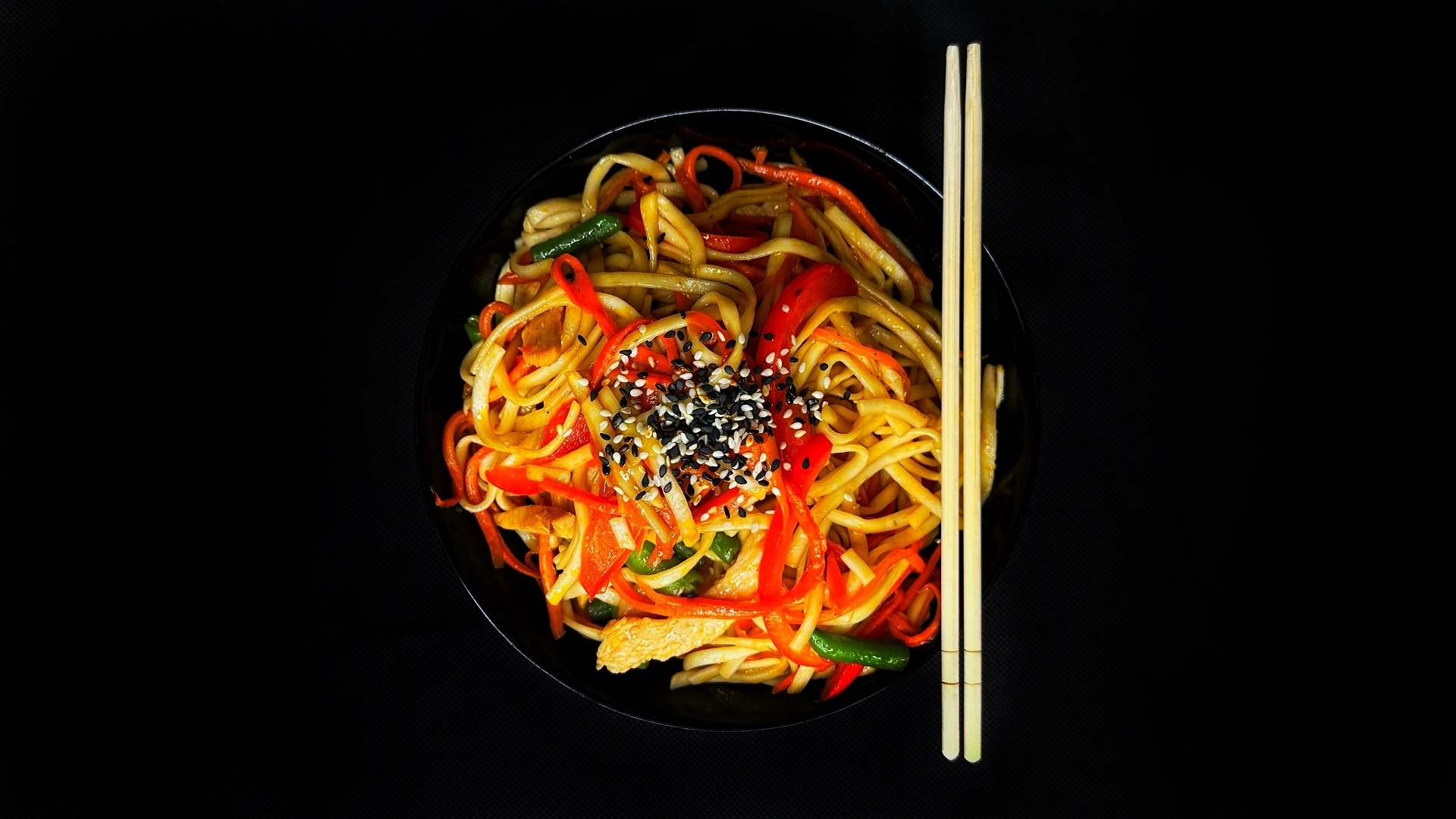 Удон-WOK вегетарианский в сливочном соусе.