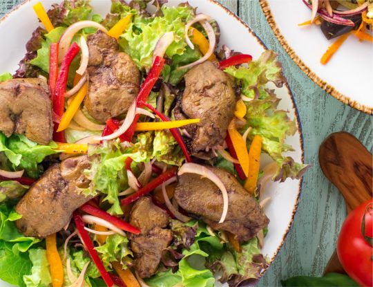 Теплый салат из куриной печени