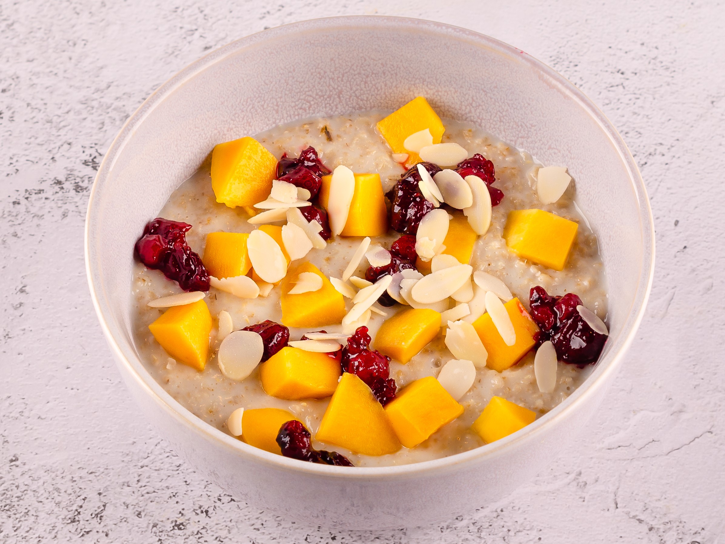 Каша овсяная с брусникой, миндалем и манго