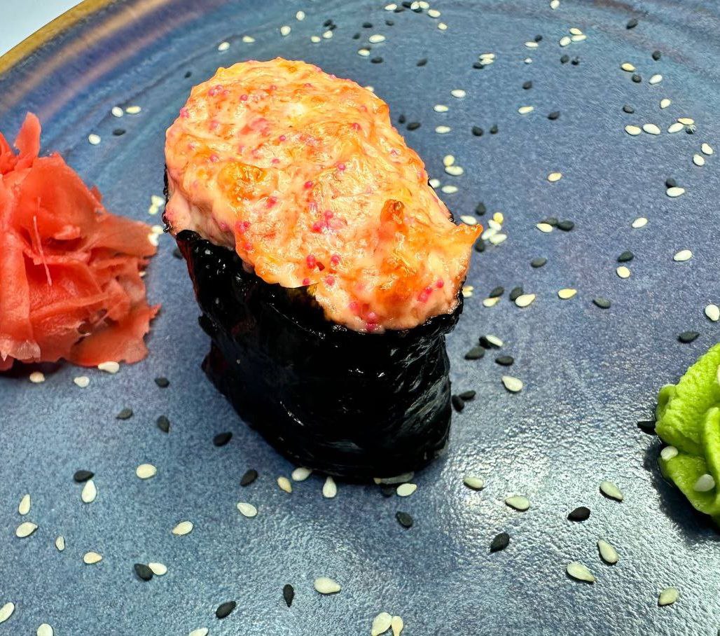 Запеченный гункан Яки с крабом