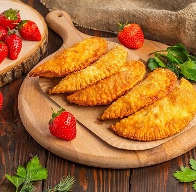 Миничебуреки с клубникой