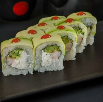Ролл с тигровыми креветками и авокадо в сливочном сыре