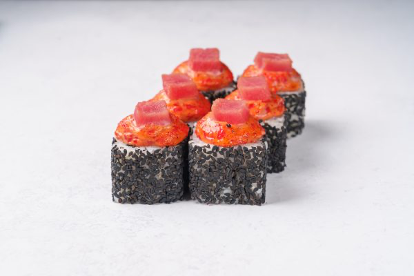 Запеченный ролл с тунцом в кунжуте