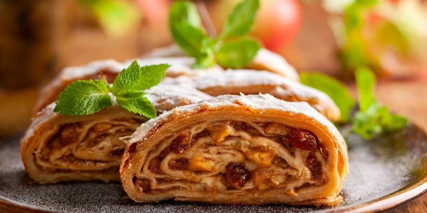 Рулет слоеный с яблоком и корицей