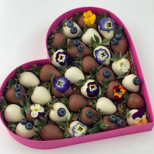 Клубника в шоколаде для нее 