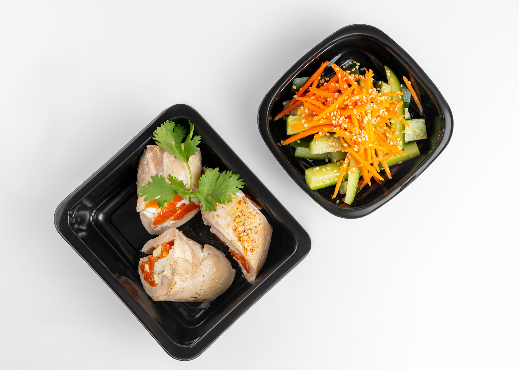 Рулет куриный; Огурцы маринованные