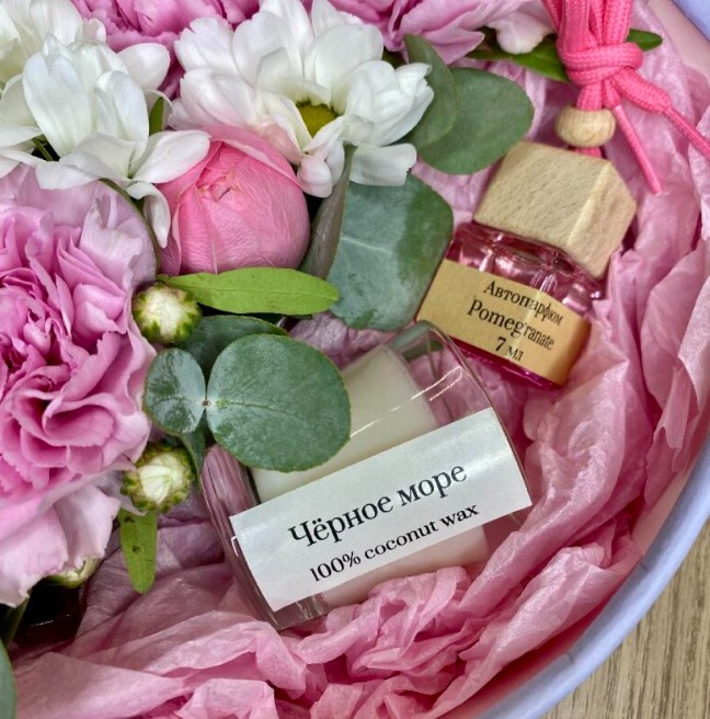 Цветы, свеча и автопарфюм