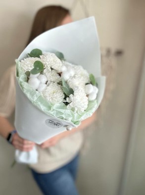 Букет из нежной хризантемы с эвкалиптом