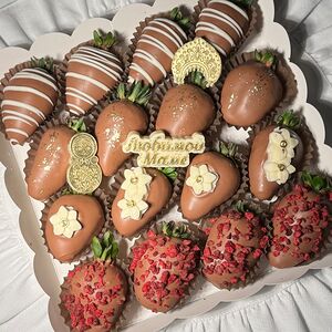 Клубника в шоколаде коробочка 16 ягод молочная маме