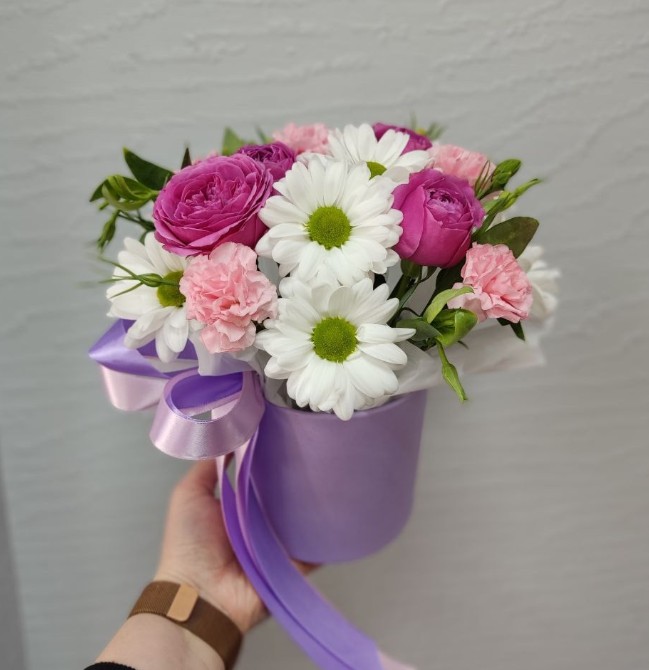 Коробка с кустовой розой и диантусами