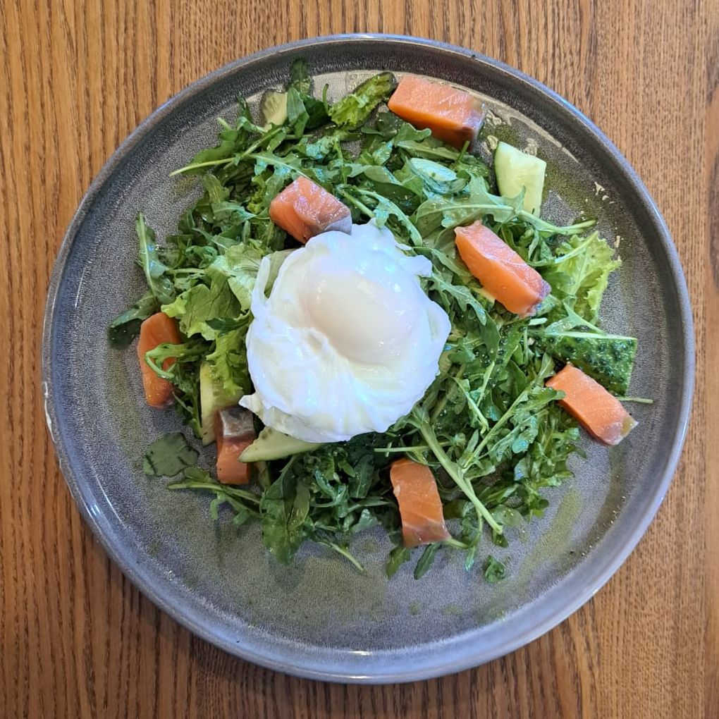 Салат с лососем и яйцо пашот