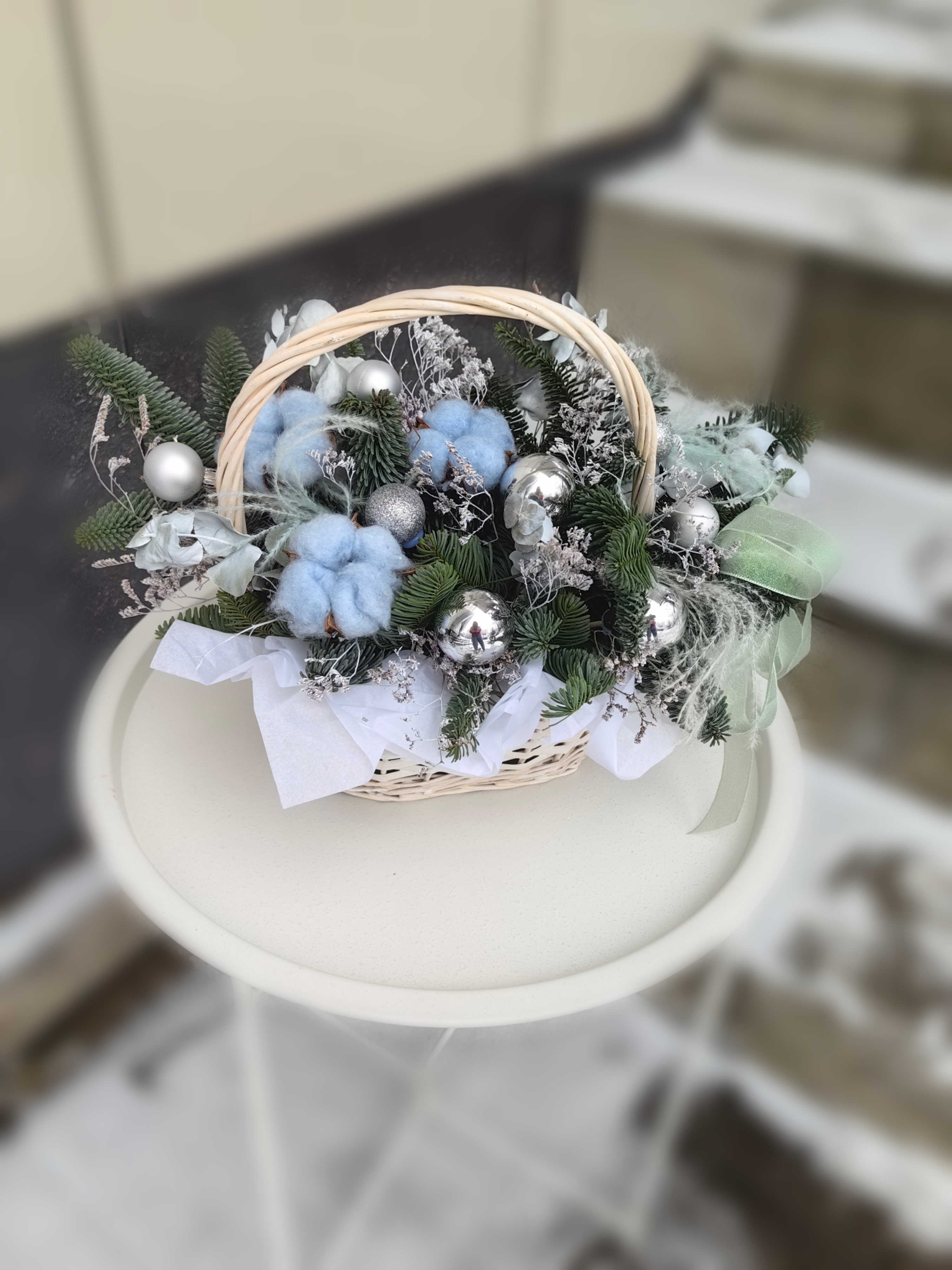 Новогодняя композиция из нобилиса и хлопка