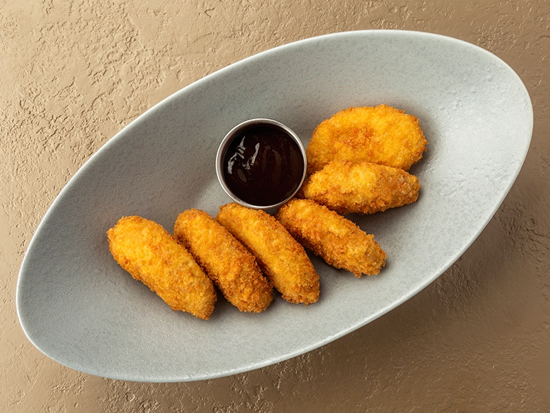 Ломтики жареного сыра с соусом BBQ