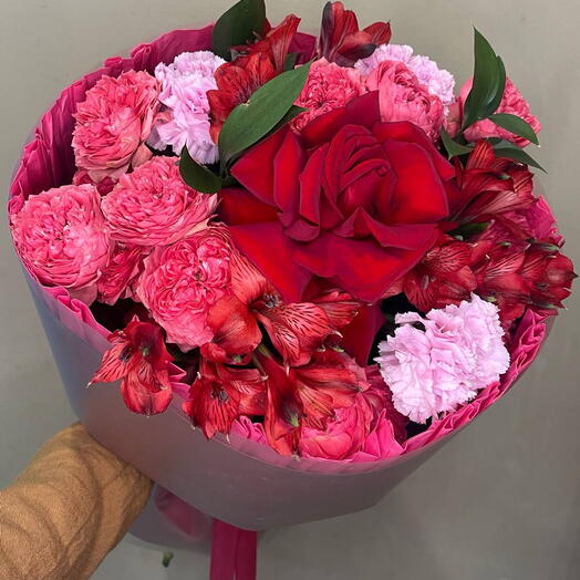 Круглый букет с пионовидной кустовой розой