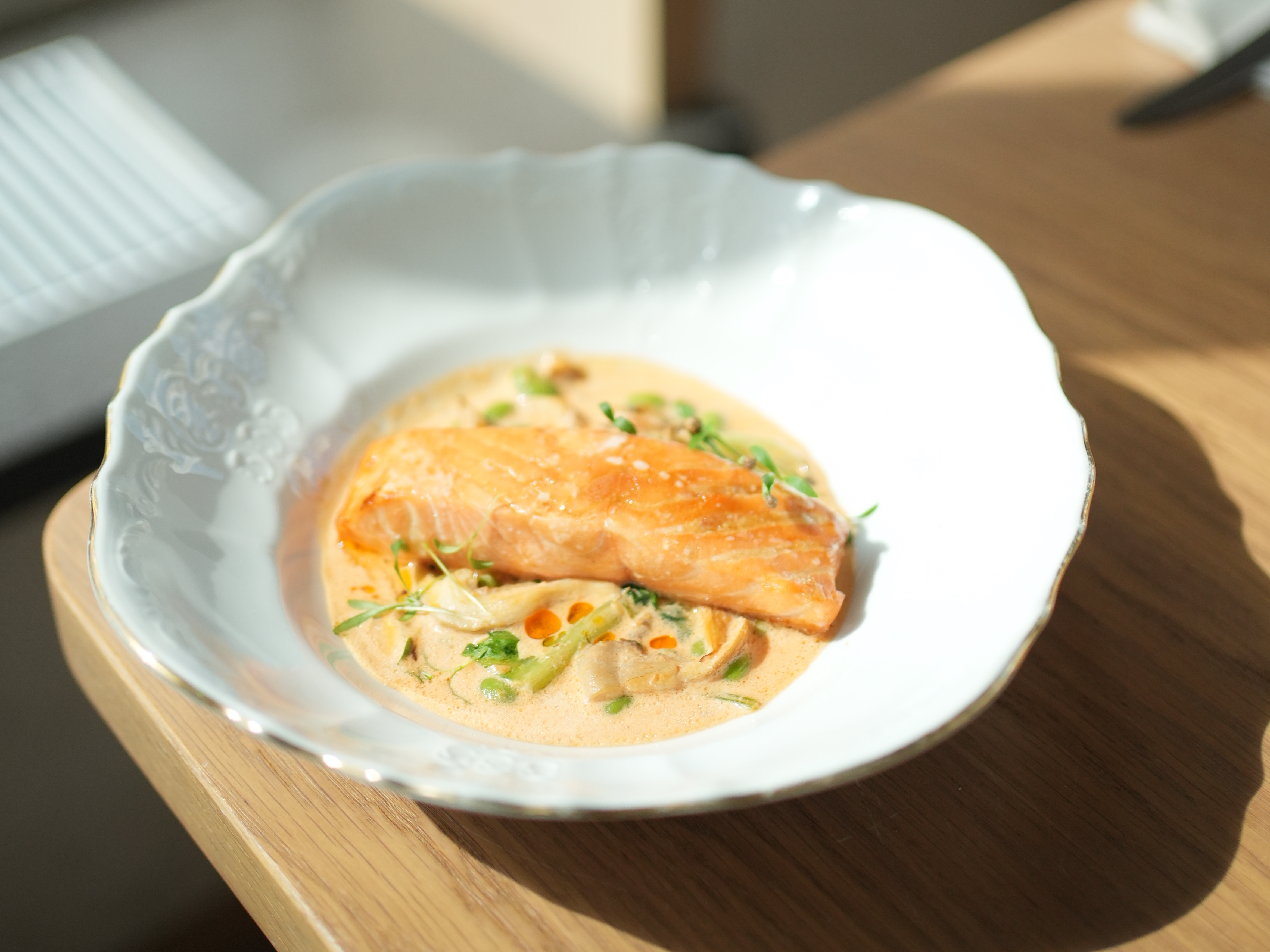 Стейк из лосося с соусом биск и бобами эдамаме