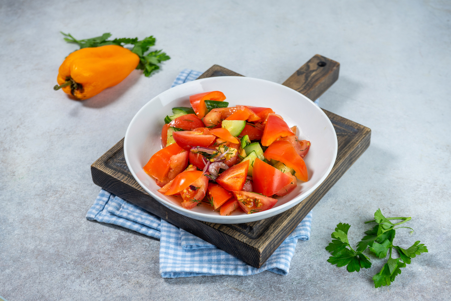 Салат из свежих помидор и перцем