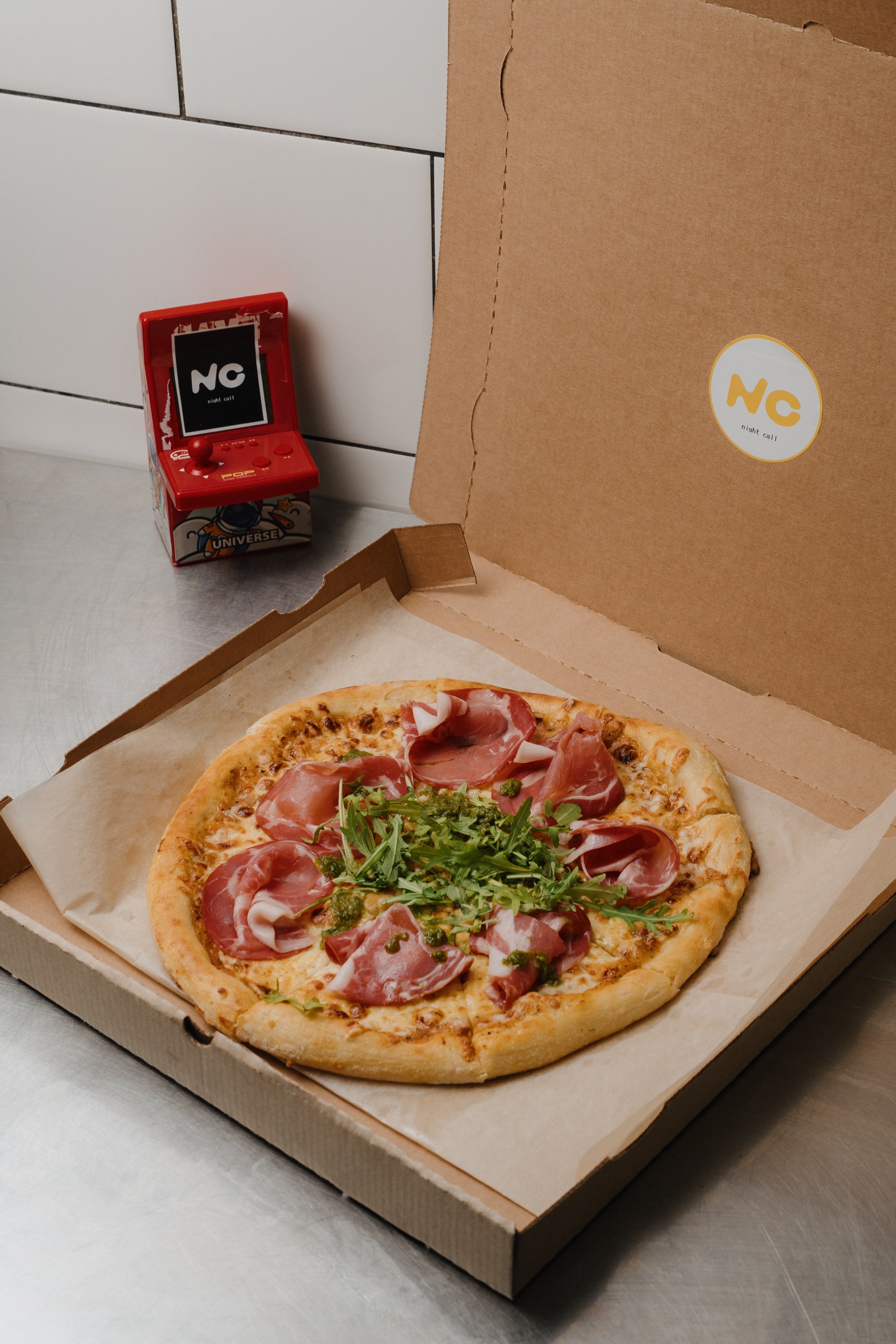 Пицца с итальянской ветчиной и руколой