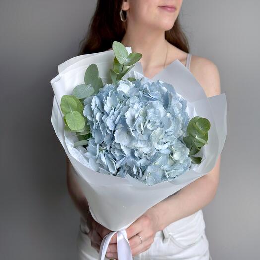Нежный букет комплимент голубая гортензия и эвкалипт