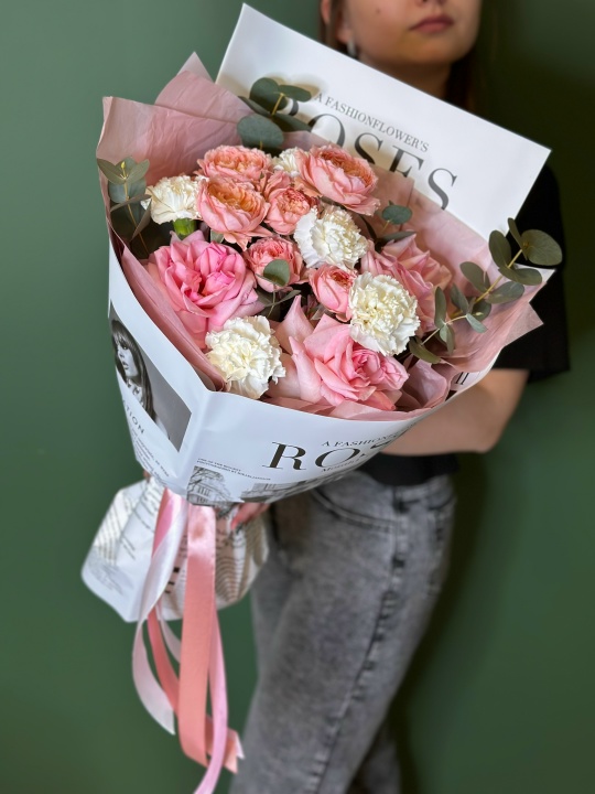 Букет с розами и диантусами в стильной упаковке