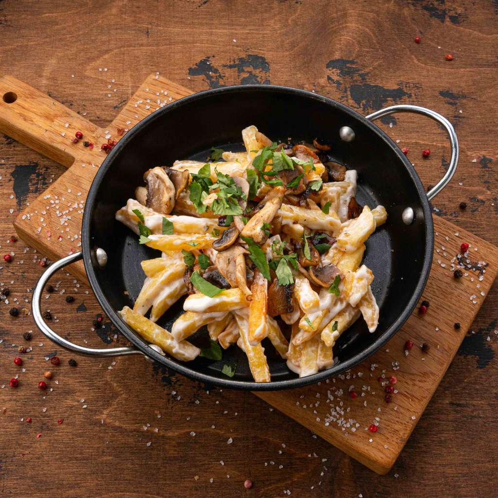 Картофель фри с шампиньонами и трюфельным соусом