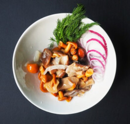 Ассорти из маринованных грибов