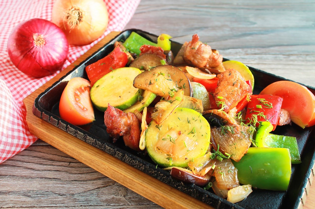 Горячая сковорода с овощами и курицей
