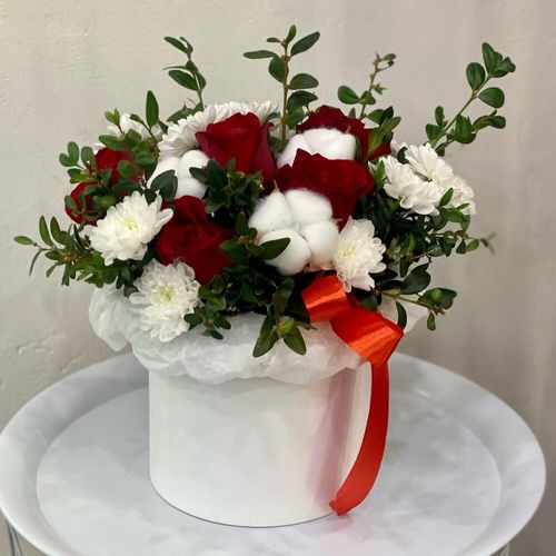 Цветы в коробке: розы, хлопок, зелень (к1878)