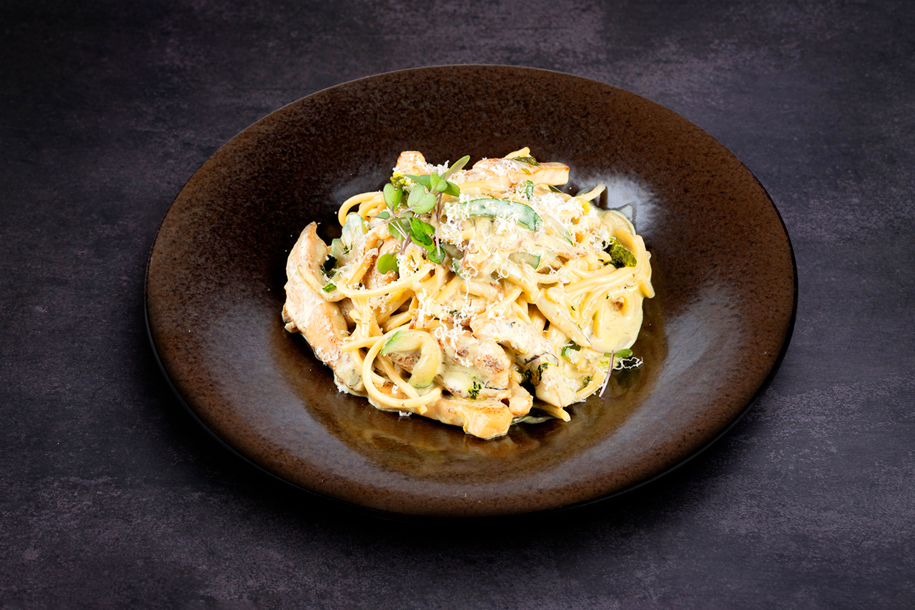 Спагетти с соусом песто и цыпленком