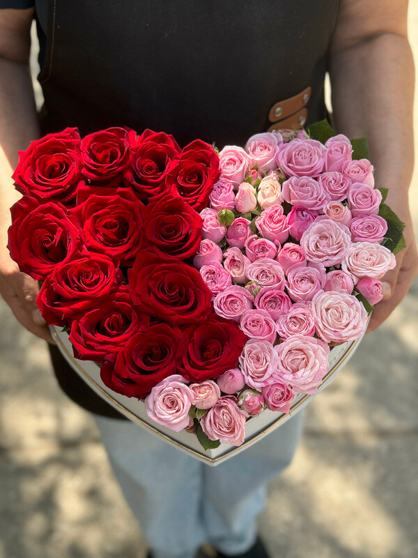 Сердце из розовых кустовых и одноголовых роз