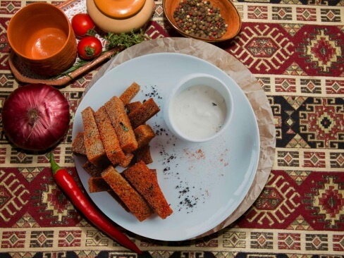 Гренки ржаные с сырно-чесночным соусом