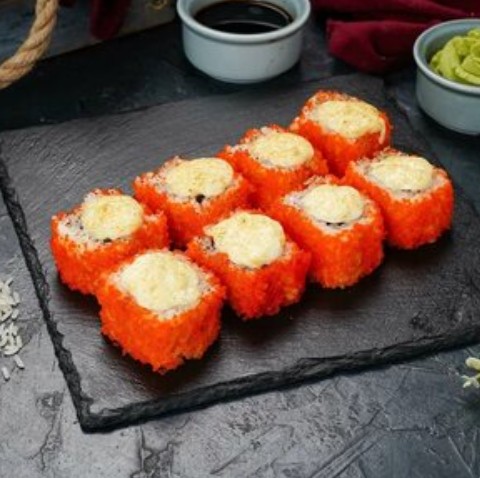 Футомаки premium ролл с снежным крабом в остром соусе