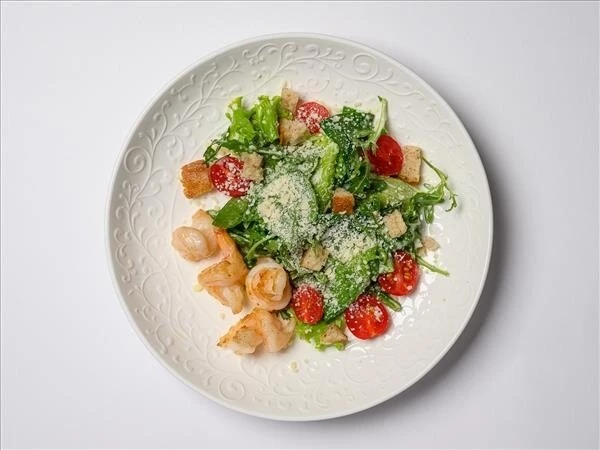 Салат с креветками и руколой