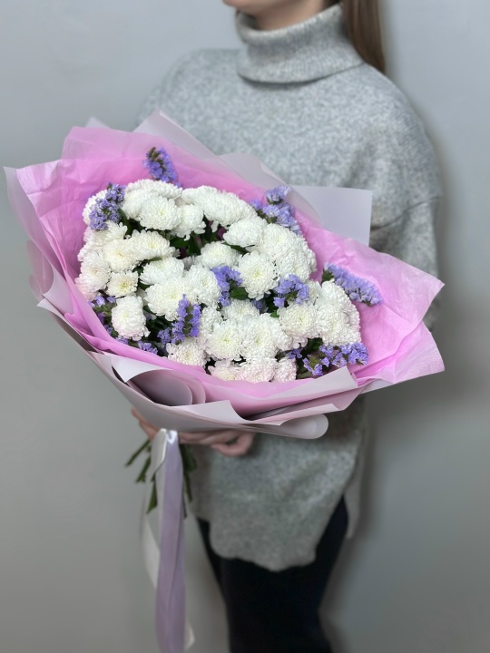 Букет «Воздушный поцелуй» из кустовых хризантем со статицей