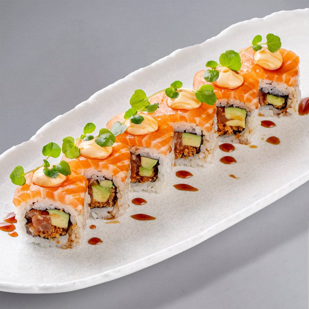 Ролл с лососем, авокадо и соусом юдзу