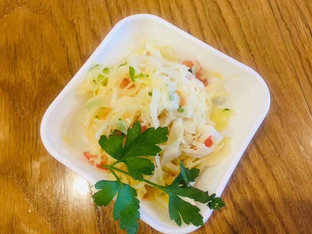 Салат из капусты со свежим помидором