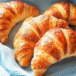 Круассан с грецким орехом