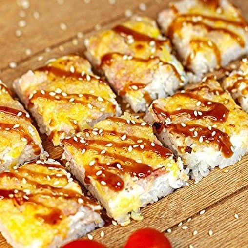 Суши пицца с лососем