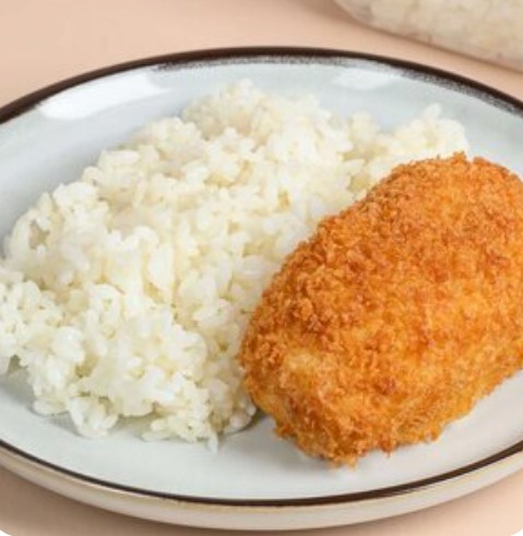 Котлета по-киевски с рисом и соусом