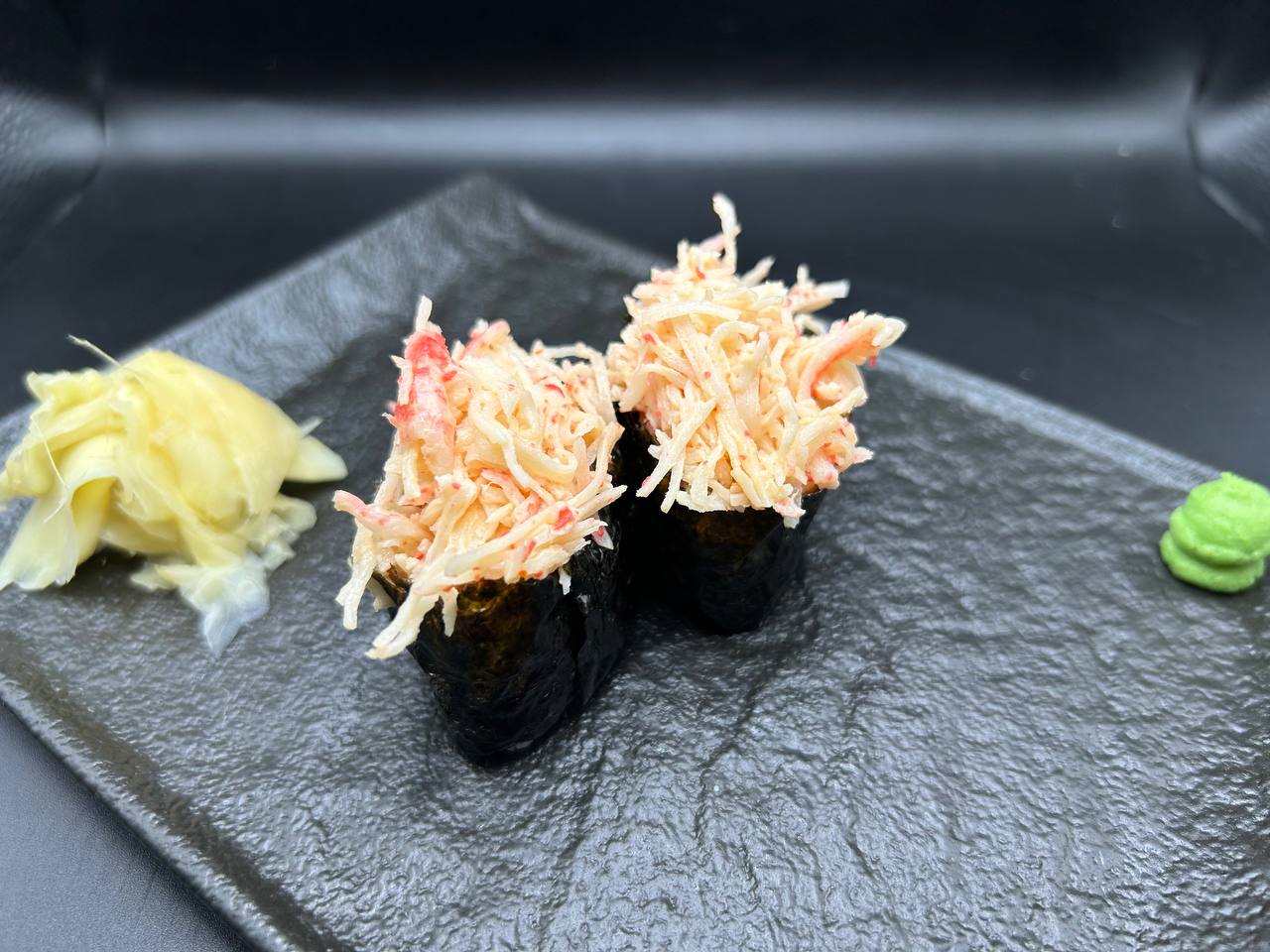 Гункан с крабовыми палочками