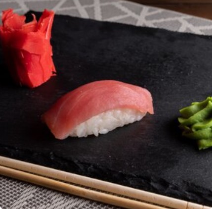 Суши с тунцом