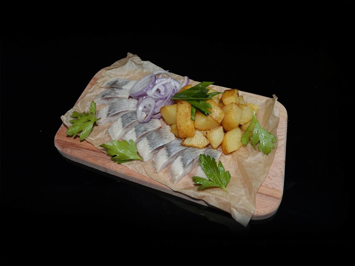 Сельдь соленая с жареным карт. и луком