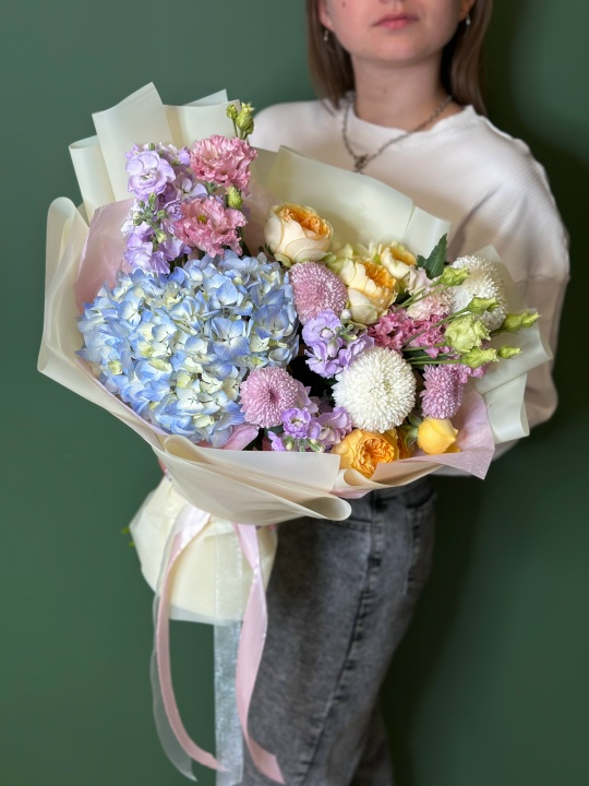 Букет с голубой гортензией , желтыми кустовыми розами,одноголовыми хризантемами и маттиолой
