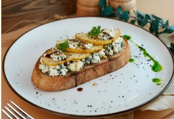 Брускетта с грушей и горгонзолой