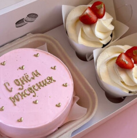 Набор Бенто-торт розовый с днем рождения и два капкейка